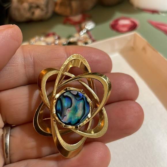 Vintage Abalone Shell Goldtone Swirl Brooch 4 1/2x3cm Abalone Shell, cosmic - Picture 7 of 7